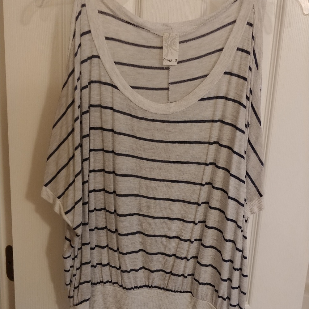 Light gray and navy open sleeve shirt